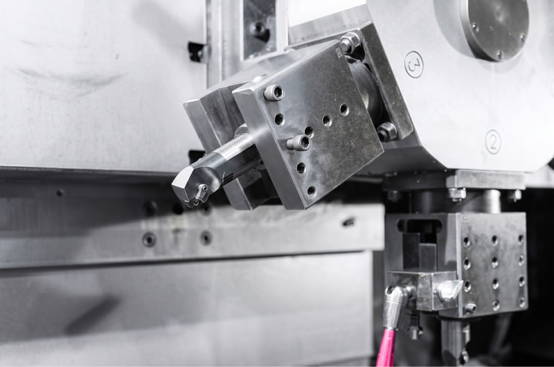 晶禹 CNC 車床加工中的刀塔與精密刀具特寫