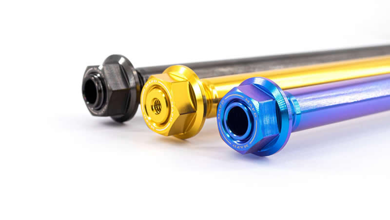 CNC 車床加工的重機前輪軸心成品,鈦合金發色處理