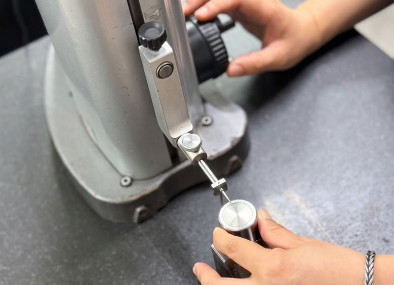TESA 700 行程高度規量測金屬零件基準面