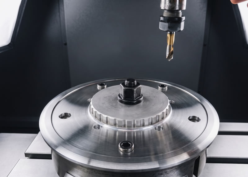 CNC 銑床加工：適用於複雜形狀與多面加工的金屬零件製造，常用於機